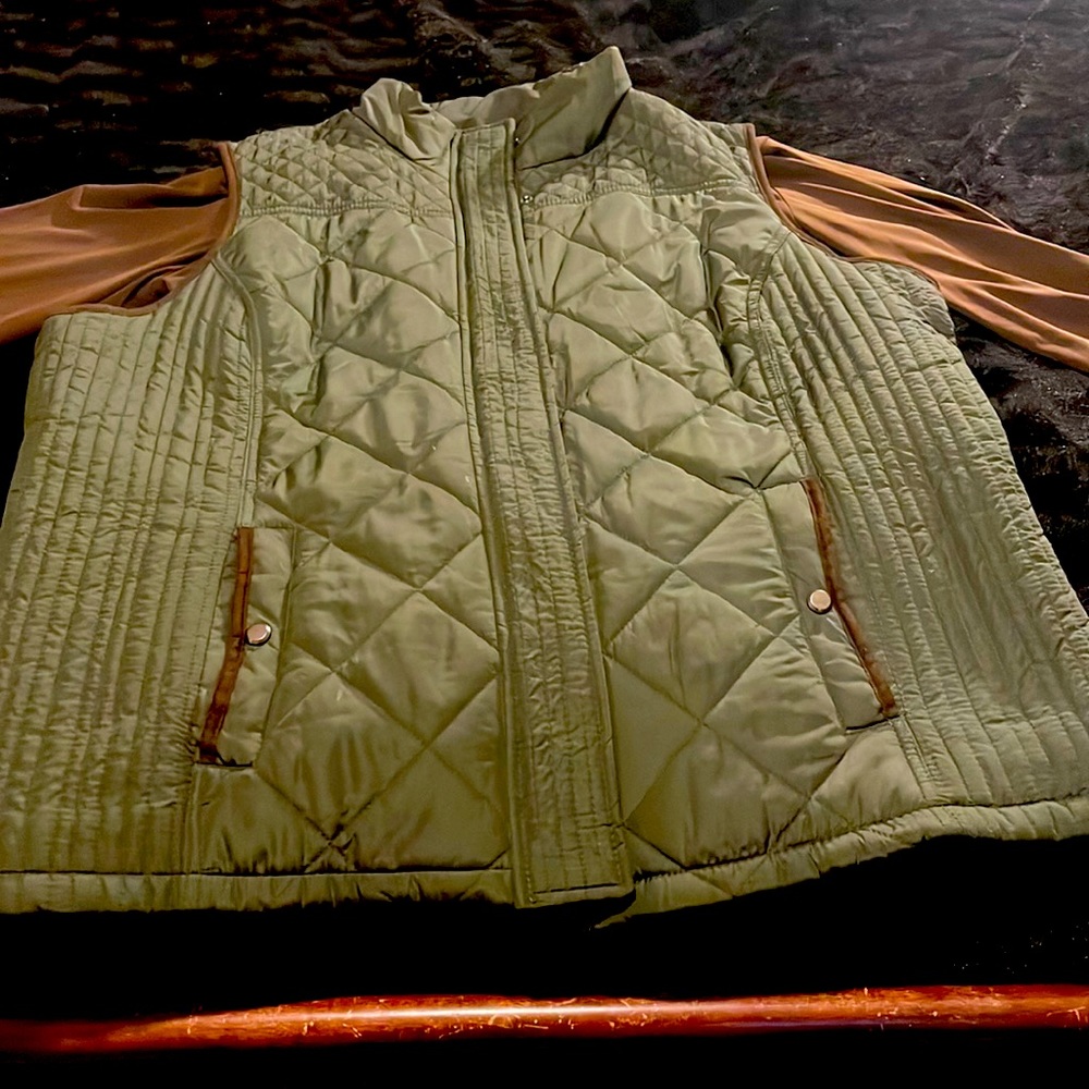 Avenue Olive Green Size 18/20 Vest!! Fur lined with pockets & very warm!